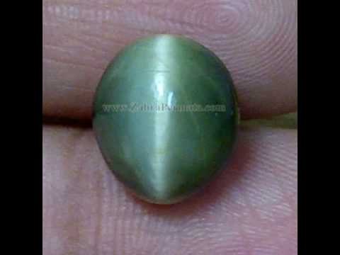 Batu mulia Natural Cat Eye Sillimanite dengan bentuk oval cabochon berukuran 10.09mm x 8.77mm x teba. 
