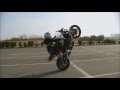 Девушка показывает трюки на мотоцикле. The girl shows stunts on a motorcycle.