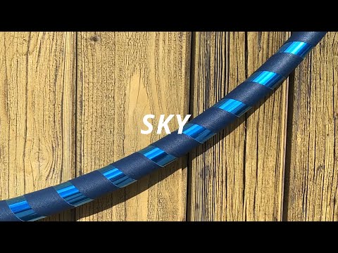 Dieses Video zeigt unser Hula Hoop Modell &quot;Sky&quot; als Nahaufnahme in Bewegung bei Sonnenlicht. Tapes: Sky Blue Mirror / 24 mm dark blue gripDieser Hoop ist erh...