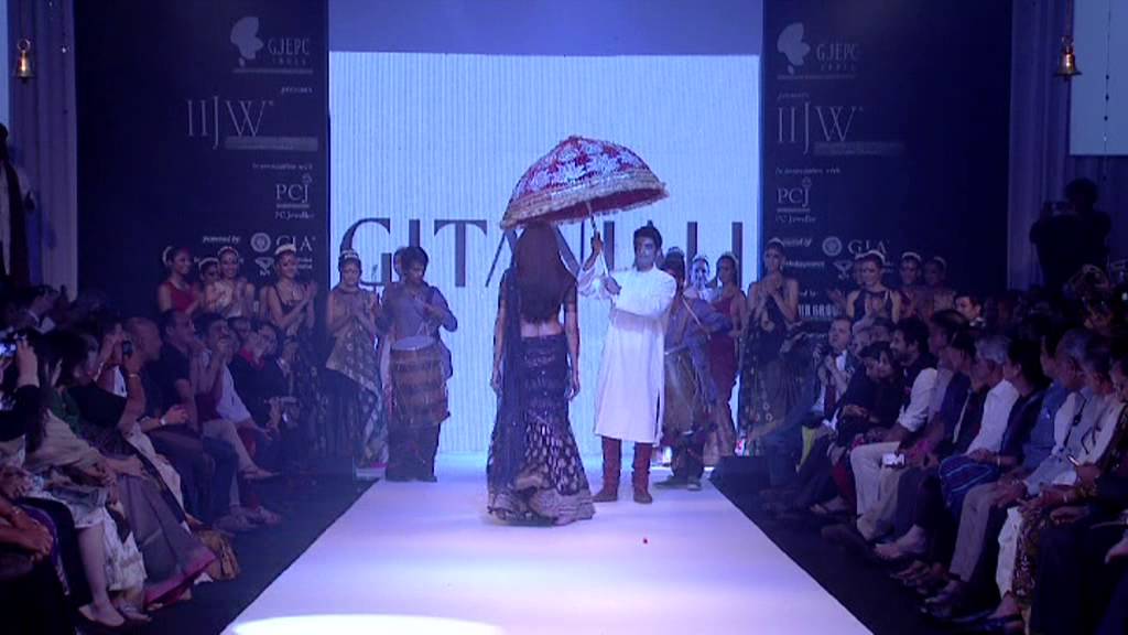 Bipasha Basu and Vanya Mishra walks for Gitanjali at IIJW 2012