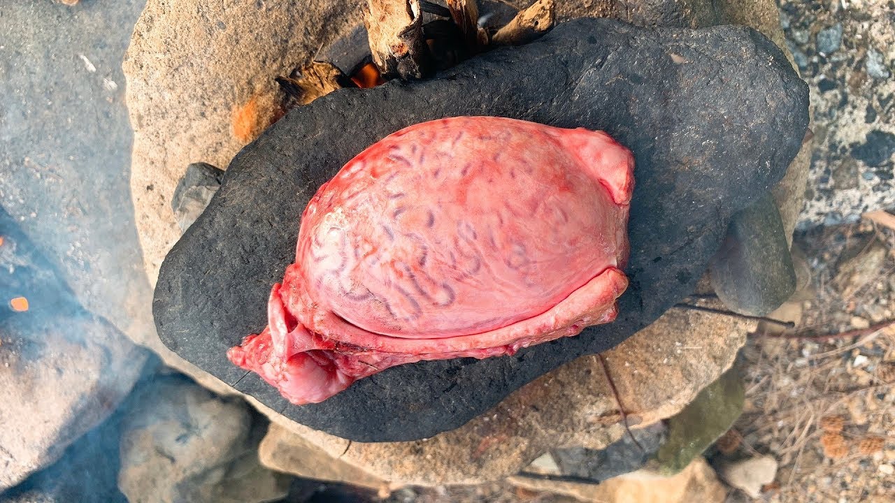 Стейк из яичка, запеченный на камне.