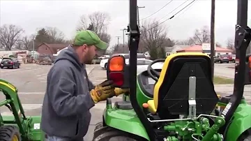 Kolik koní má traktor John Deere 3320?