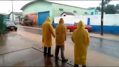 Vídeo engraçado. Barril descendo a cachoeira. Desenho pica pau. Enchente e homens de amarelo.