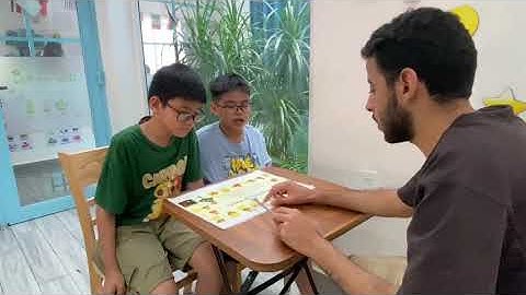 Tiếng Anh Giao Tiếp Phan Thiết: Thomas and Dylan practice talking about Prepositions of places