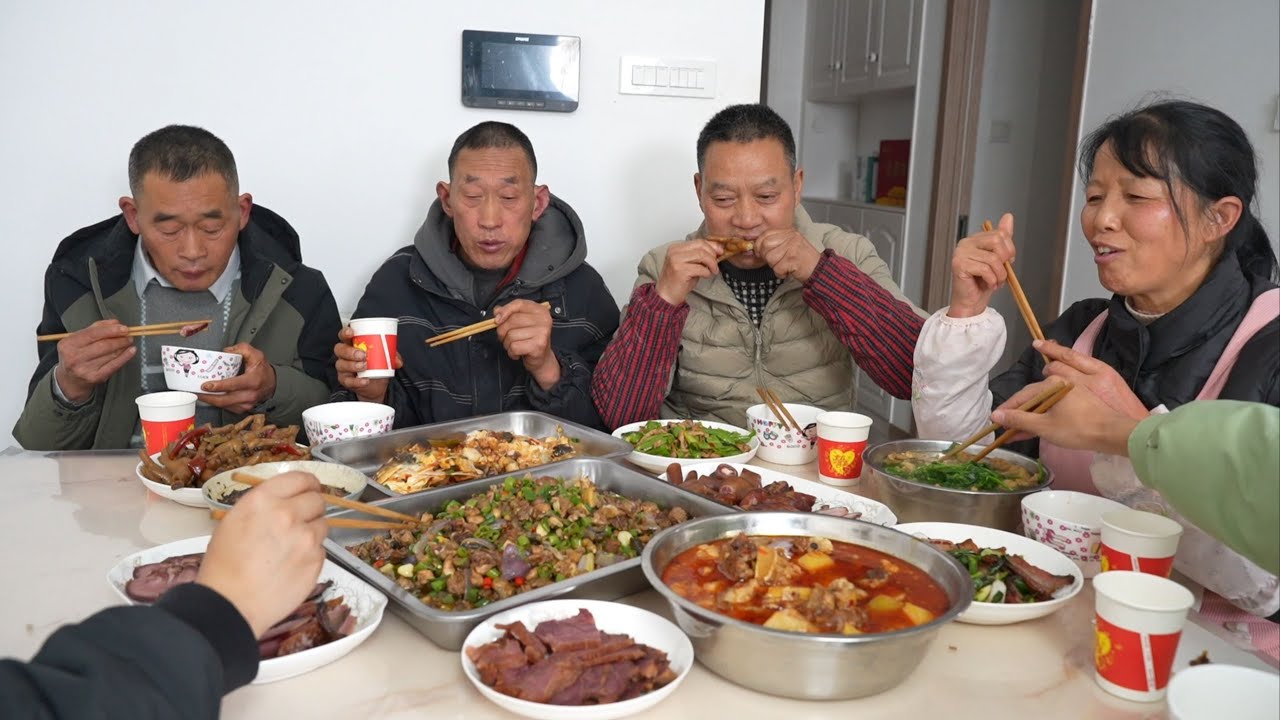 兄弟三人团年饭，一年最好的拿出来，热闹热闹
