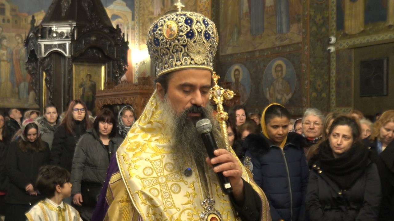 Малко повечерие с Богородичен канон и I част на Акатиста към Пресвета Богородица.