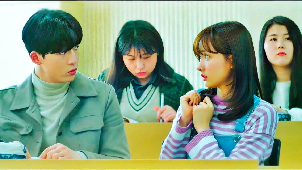 Una Estudiante Tímida puede Escuchar los Pensamientos de los Chicos y ...