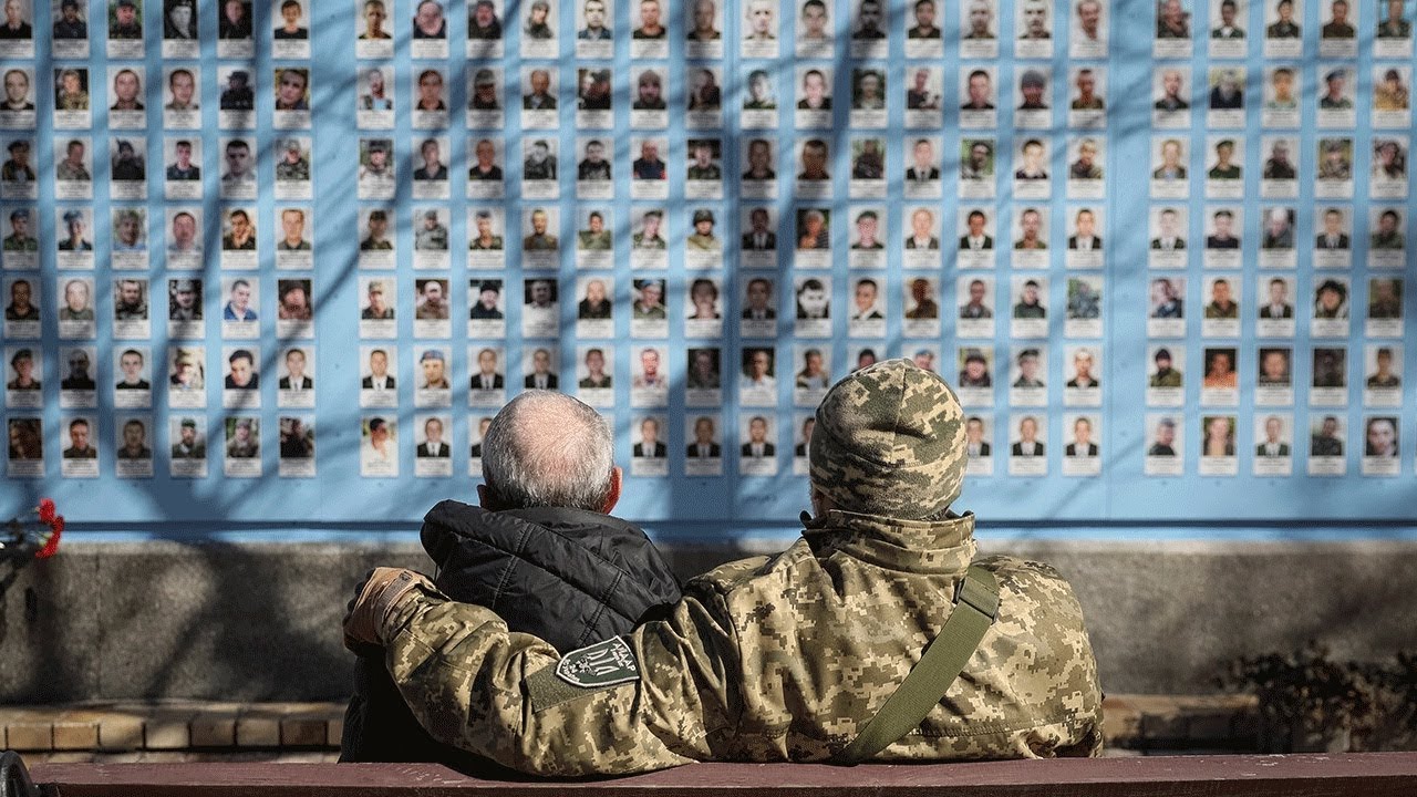 The war in Ukraine re-enacted on a tiny scale by the model-building  community