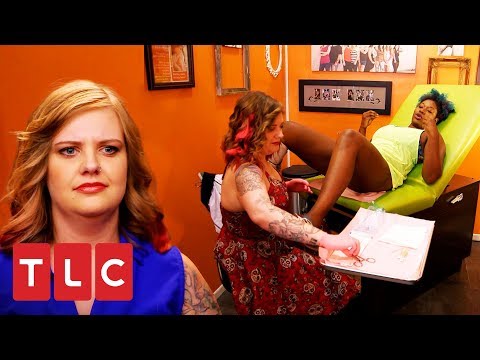 Pide un piercing vaginal y el dolor es insoportable | Las Tatuadoras | TLC Latinoamérica