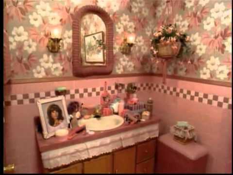 Married with children - Peg's bathroom decoration