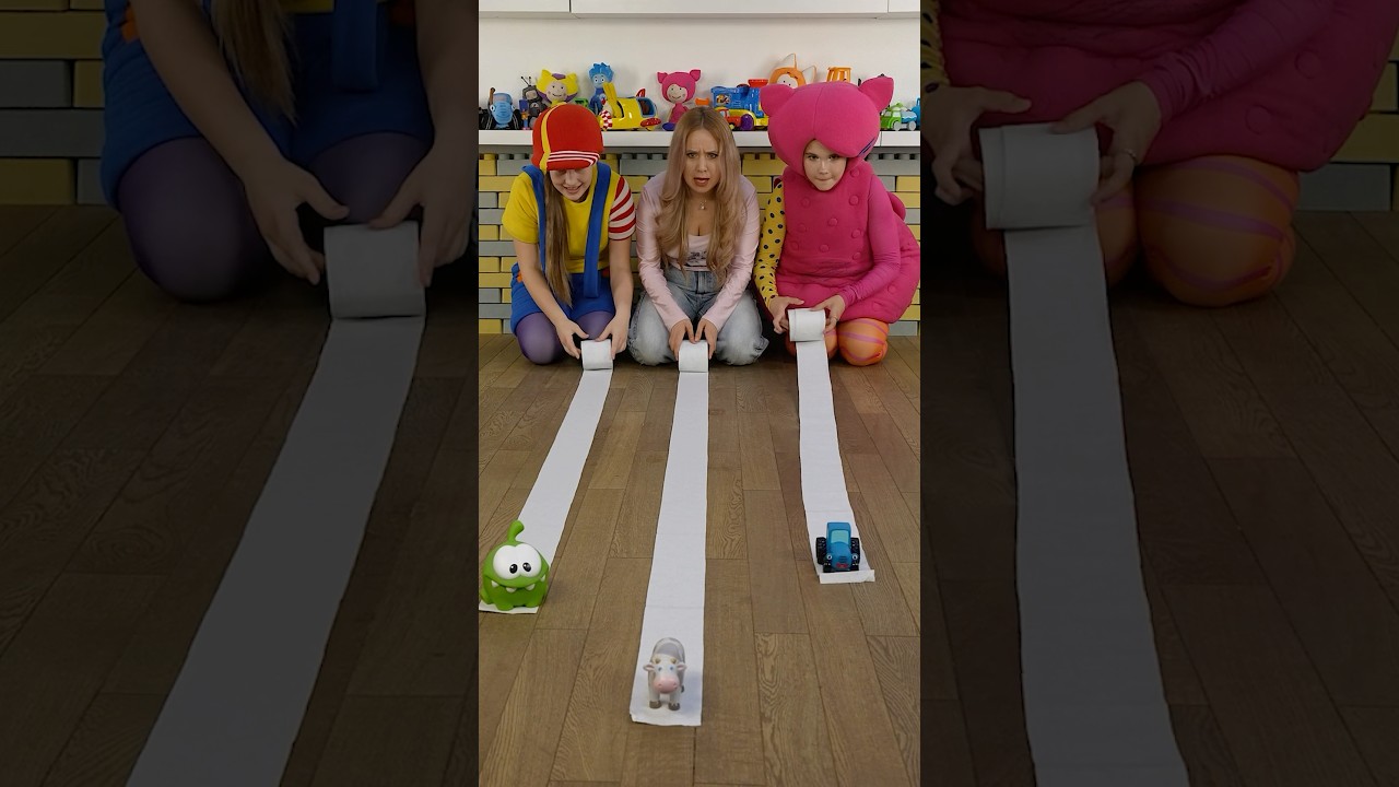 Кукутики и Настя Луч Соревнования с туалетной бумагой Кто выиграет 