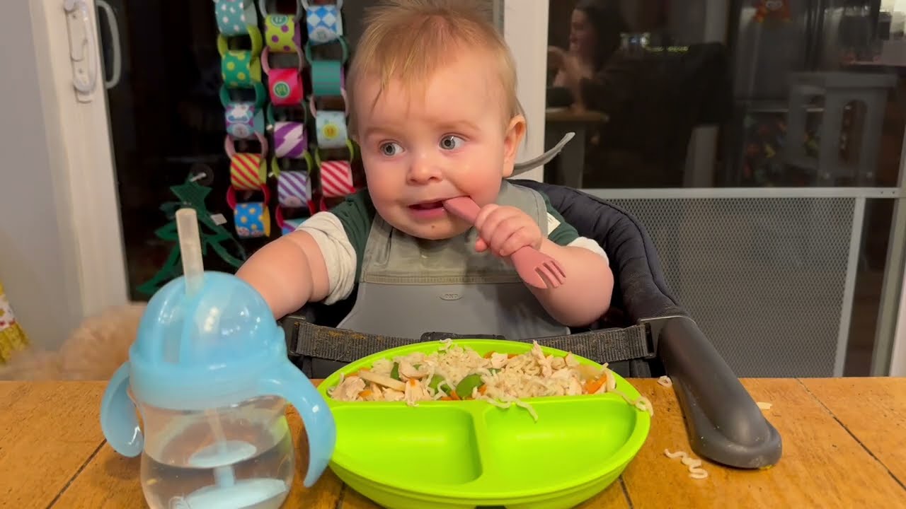 11-месячный ребёнок пробует жареную куриную лапшу рамен! (Милое на свете!!)