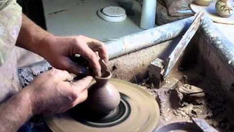 SIMON LEACH POTTERY - How to throw bud-bottle vases !