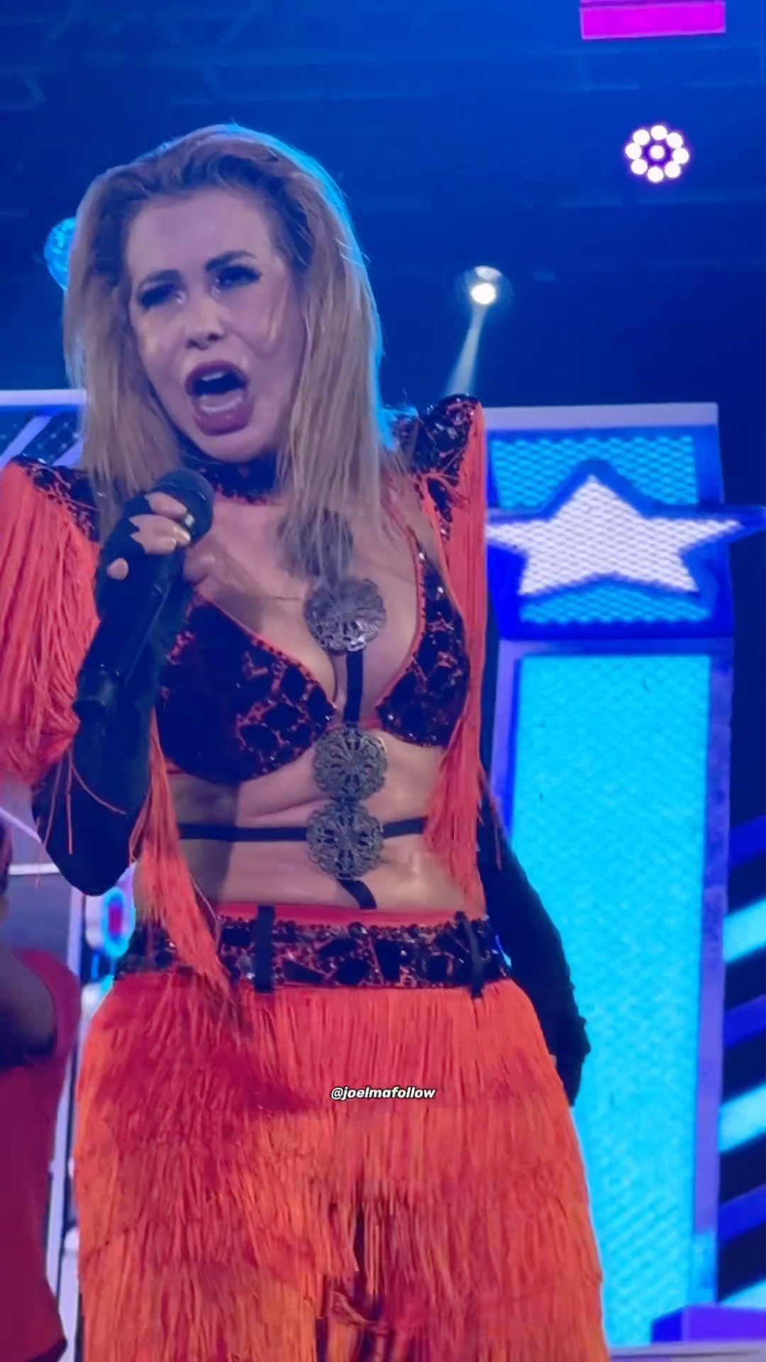 Joelma soltando o gogó e toda a sua energia no Cavalo Manco