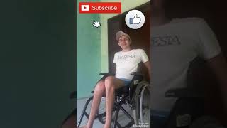 Apredendo A Empinar E Cai Da Cadeira De Rodas