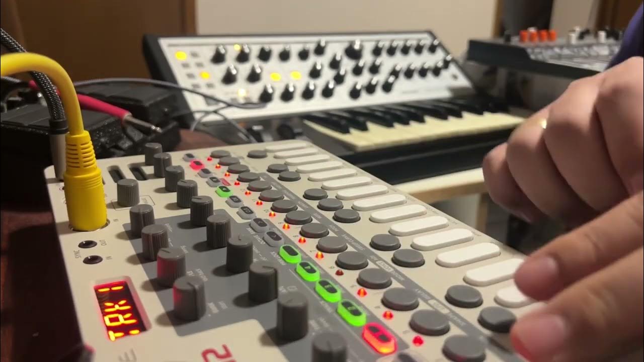 Sonicware Liven Lofi12 Beat (lofi, chill, breakbeat, hiphop) YouTube