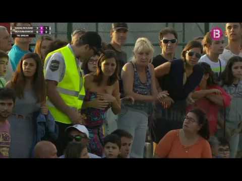 Moment emotiu: Na Clara atura el partit de Rafa Nadal, Carles Moyà i John McEnroe