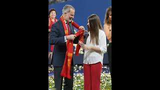 Warm action from dad #leonor #sofia #realmadrid #spain #royalspain