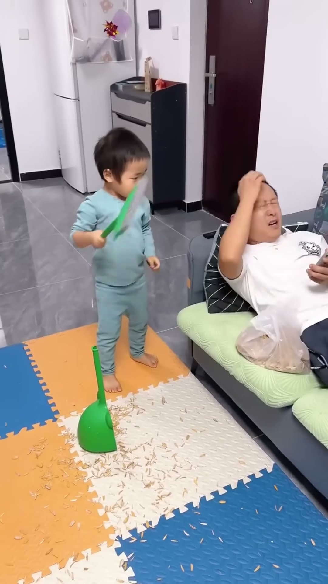 竟然吐了一地瓜子皮，儿子也不惯着你#Cute baby#Cute#呆萌小米宝#聪明宝宝#萌娃