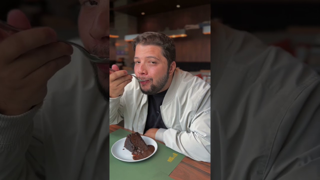 Bolo de chocolate com calda de chocolate quente da Lanchonete da Cidadd | Guia Dois