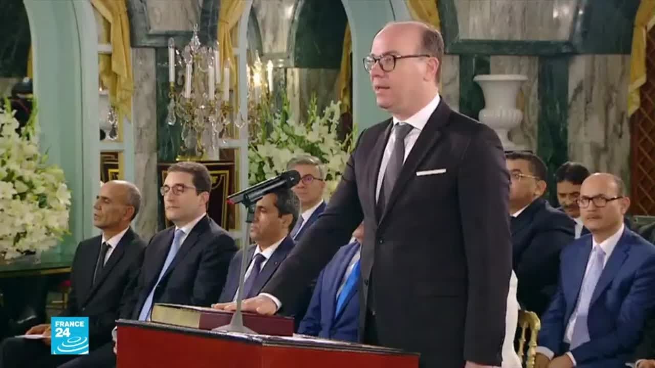 الحكومة التونسية الجديدة تولد بعد مخاض عسير وتؤدي اليمين الدستورية