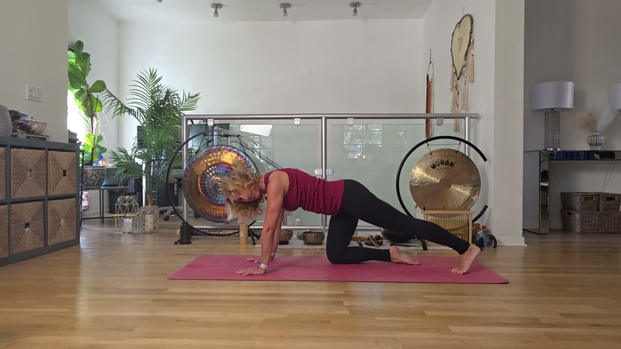 GENTLE MORNING WAKE-UP ROUTINE- ALL LEVELS YOGA (Perfect for beginners!)