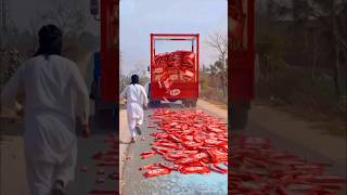 Glass Truck se KitKat Gir Gayi  Road par Sab Lootne Lag Gaye