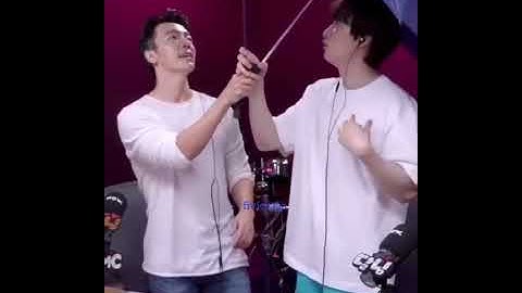 210716 D&E Show - Donghae oppa and Eunhyuk oppa use couple umbrellas💙