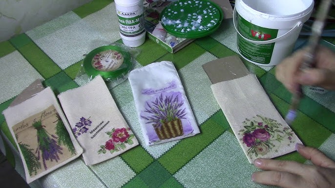 Қара әйелдің кискасының жақыннан түсірілген көрінісі