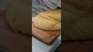 O masă românească. Pastramă cu mămaligă.