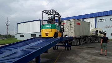 Xe nâng chạy lên Cầu Dẫn Lên Container như thế nào?