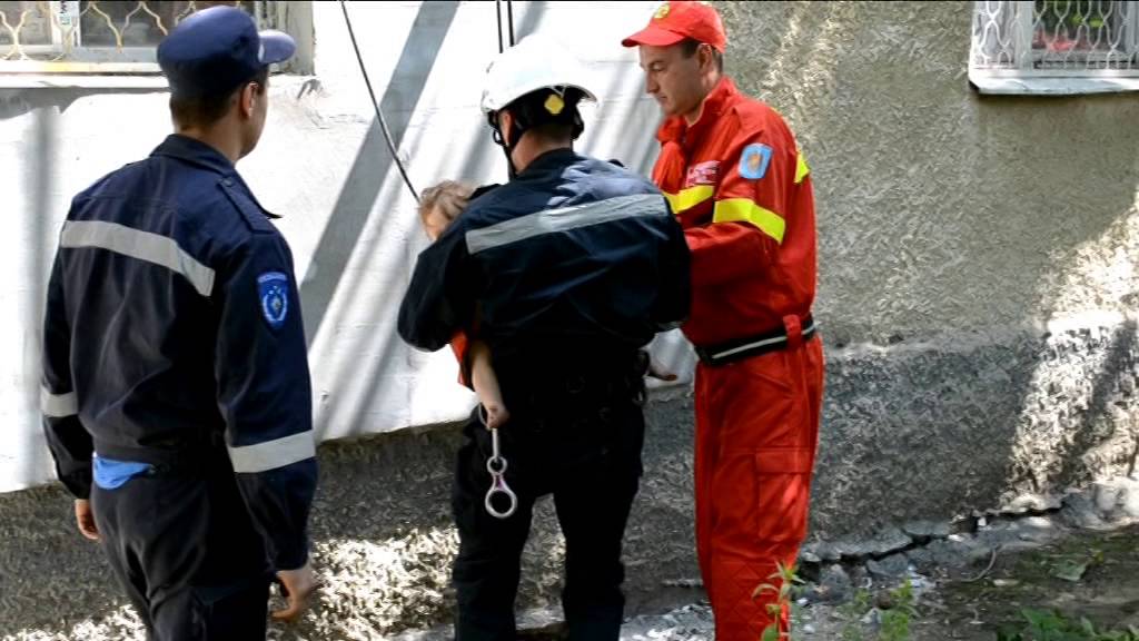 2014.05.27 Doi copii rămași singuri acasă au fost salvați (VIDEO de DSE Bălți)