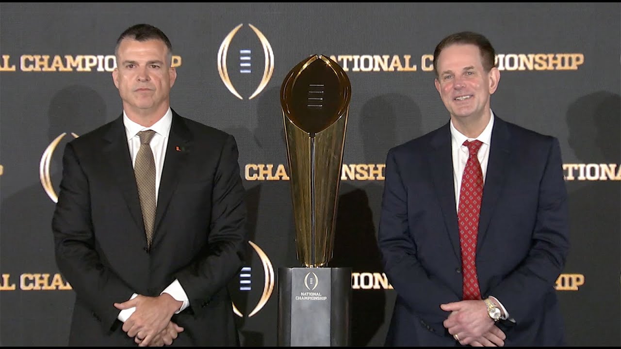 Курт Синьетти из футбольной команды Университета Индианы и Марио Кристобаль из Университета Майам...