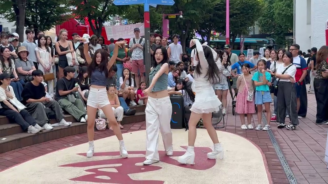 HONGDAE K-POP GROUP BUSKING (빌려온고양이 Billgo) - [Blackpink] Jump