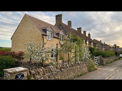 WALK into Spring: Exploring Ascott-under-Wychwood's Blossoming Beauty - ENGLAND