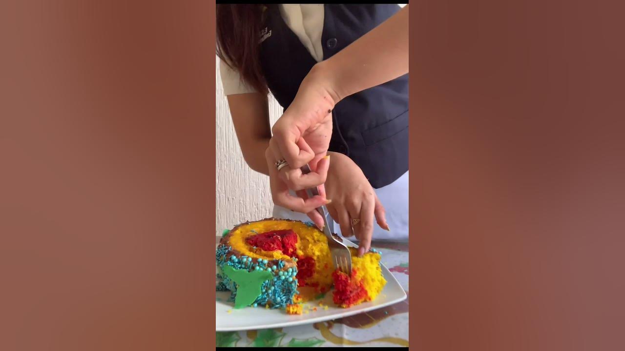 Maqueta comestible de estructura de la tierra. Núcleo interno: muffin de  queso, Núcleo externo: torta de zanahoria,…