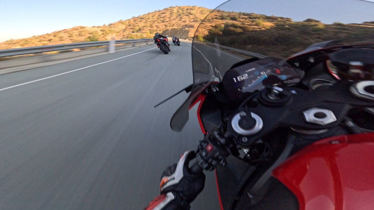 S1000RR chasing a Yamaha R1 and an Aprilia Rsv4!!!