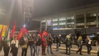 Συνθήματα από τους διαδηλωτές για το Πολυτεχνείο μπροστά στην πρεσβεία - newsbomb.gr