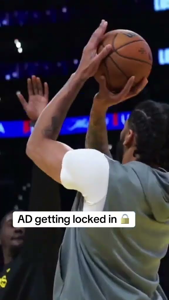 Anthony Davis warming up ?