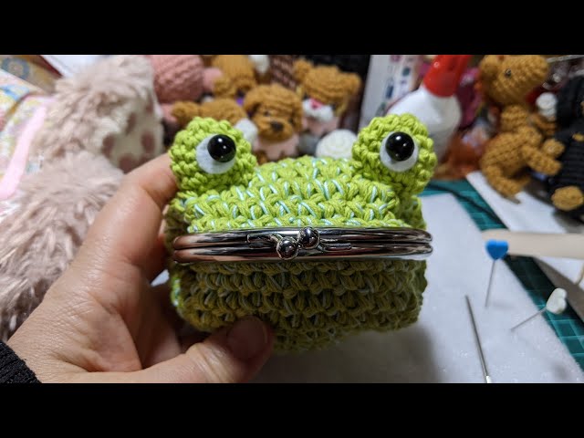 今日のてしごと#4 カエル🐸がま口の目、手足を付けます。編み物