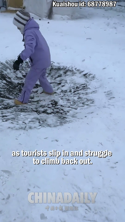 Tiny ice pit at Changbai Mountain traps tourists