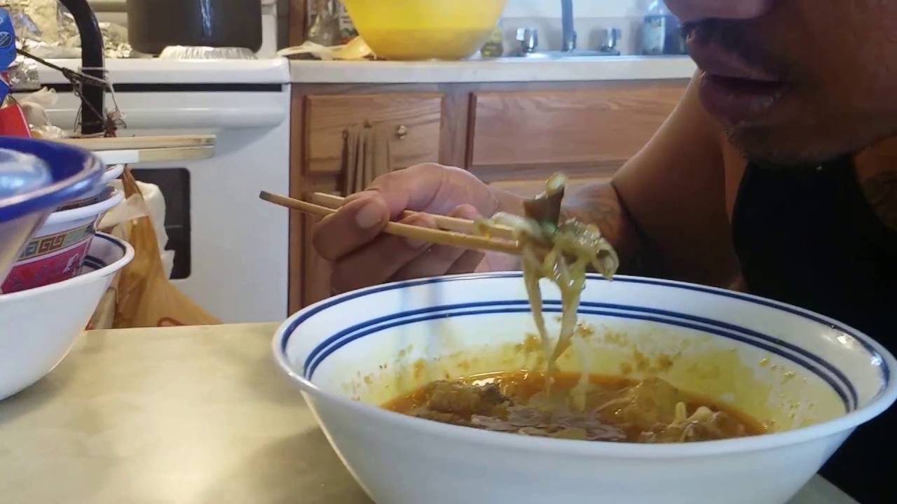 KHMER Chicken Curry with Noodle (Salaw Kari Sach Mon) - MUKBANG