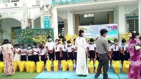 Trao quà tết cho học sinh có hoàn cảnh khó khăn xuân Tân Sửu 2021