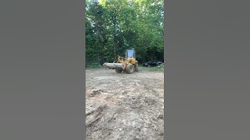 John Deere 444E loading logs