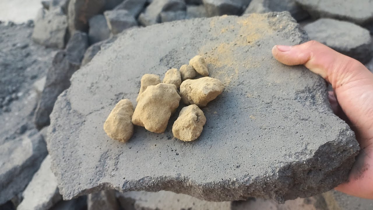 New Texture 🌚Pt #1|| Black dirt (Black beauty)|| crumbling and dipping in Water with pouring #asmr