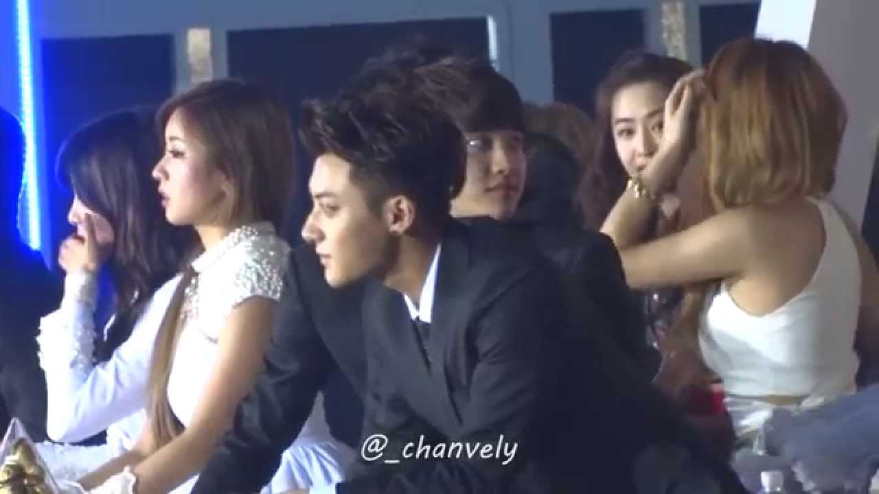 141221 SBS 가요대전 셀카 찍는 엑소