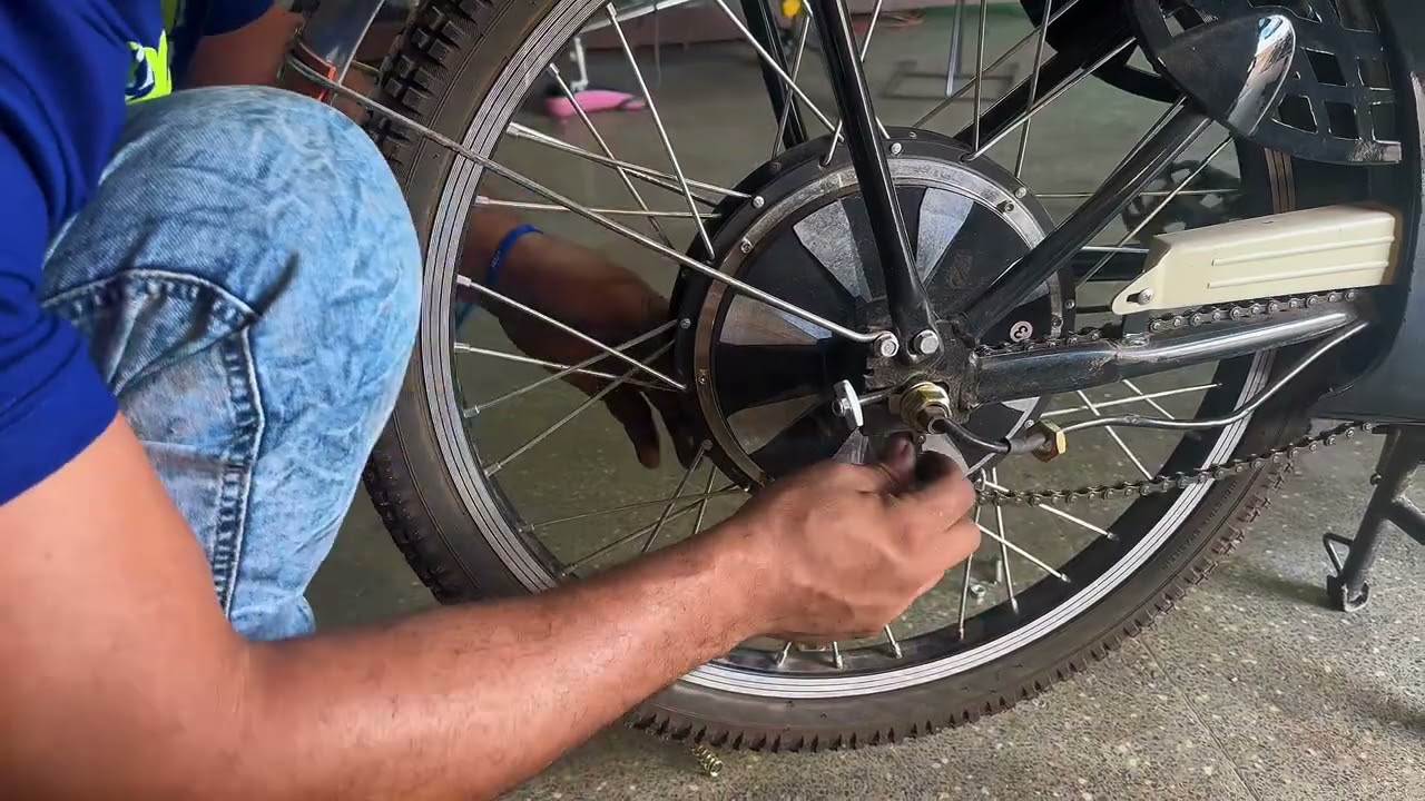 Como trocar a câmara traseira de uma bicicleta elétrica em 4 minutos