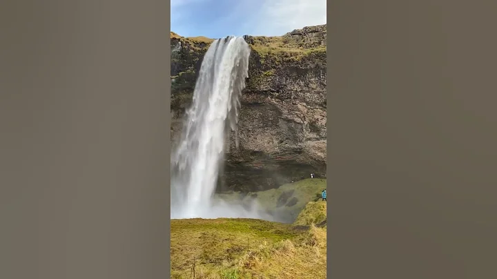 The beautiful Seljalandsfoss waterfall in Iceland 🇮🇸 #travels #iceland #beauty #waterfall #fun