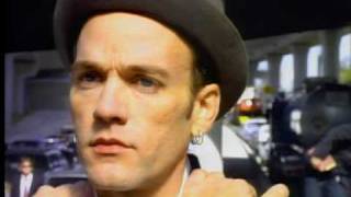 R.E.M. - Everybody Hurts chords