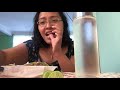 Filipina comiendo tacos en Mexico